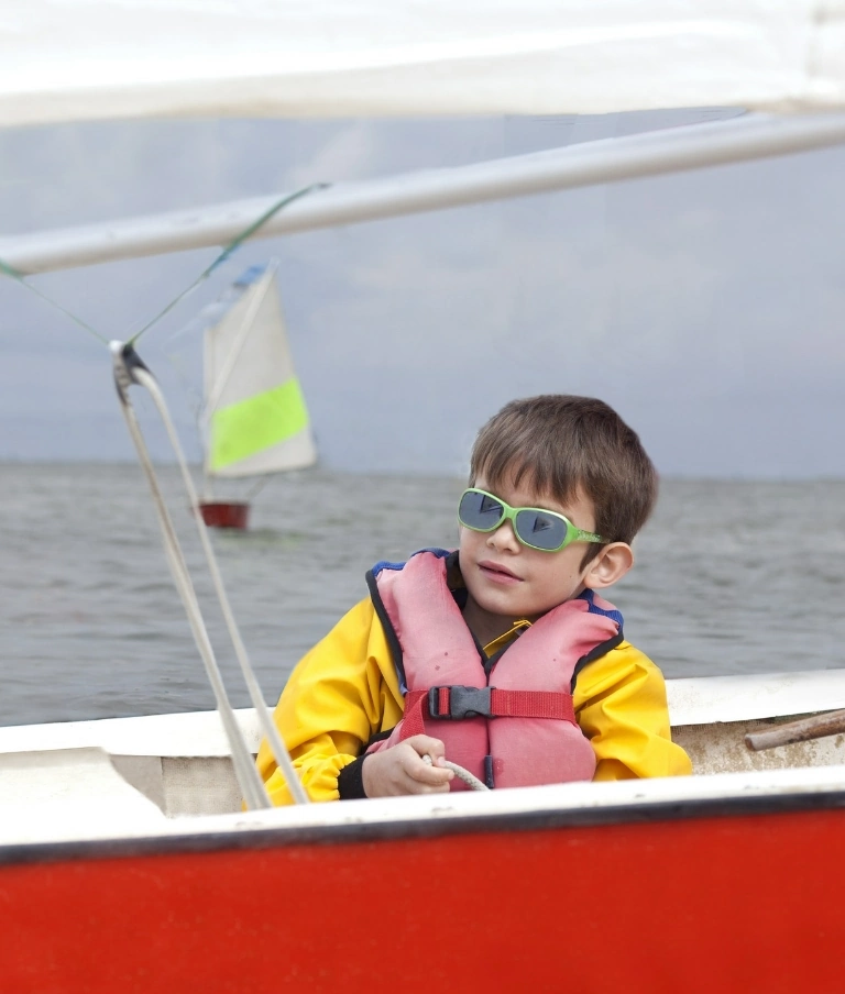 dziecko na łodzi